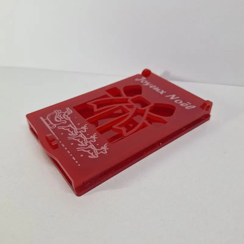 Boîte cadeau de Noël en bois gravée au laser — emballage personnalisé, vue de côté fermée