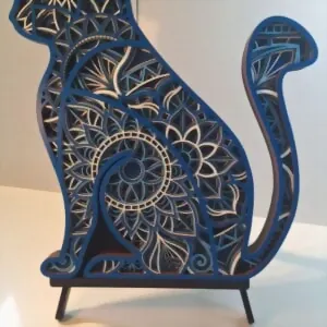 Chat mandala en bois gravé 6 couches couleur azur — décoration murale animalière artisanale