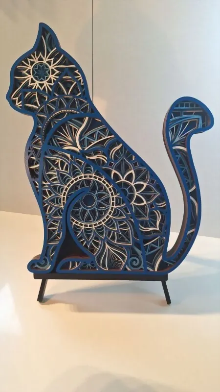 Chat mandala en bois gravé 6 couches couleur azur — décoration murale animalière artisanale