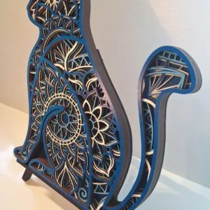 Chat mandala en bois gravé 6 couches couleur azur vue de côté — décoration murale artisanale