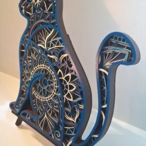 Chat mandala en bois gravé 6 couches couleur azur vue de côté — décoration murale artisanale