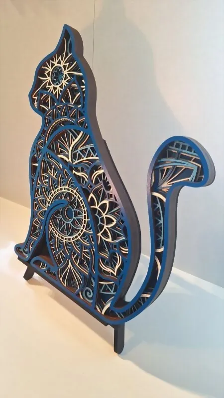 Chat mandala en bois gravé 6 couches couleur azur vue de côté — décoration murale artisanale