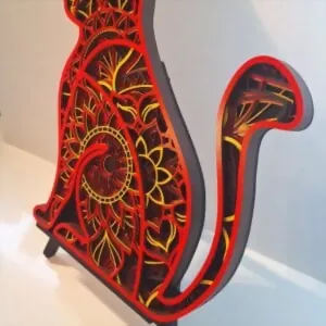 Chat mandala en bois gravé 6 couches couleur beige vue de côté — décoration murale belge