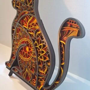 Chat mandala en bois gravé 6 couches modèle ola vue de côté — décoration murale
