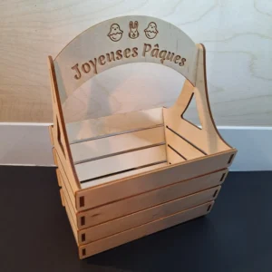 Panier de Pâques en bois personnalisé avec gravure "Joyeuses Pâques" et prénom. Idéal pour une première chasse aux œufs ou comme décoration.