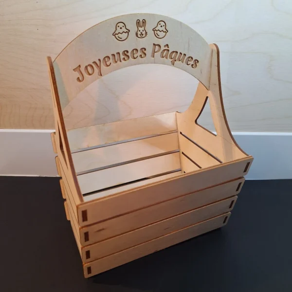 Panier de Pâques en bois personnalisé avec gravure "Joyeuses Pâques" et prénom. Idéal pour une première chasse aux œufs ou comme décoration.