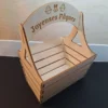Panier de Pâques en bois personnalisé avec gravure "Joyeuses Pâques" et prénom. Idéal pour une première chasse aux œufs ou comme décoration.