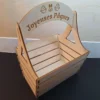 Panier de Pâques en bois personnalisé avec gravure "Joyeuses Pâques" et prénom. Idéal pour une première chasse aux œufs ou comme décoration.