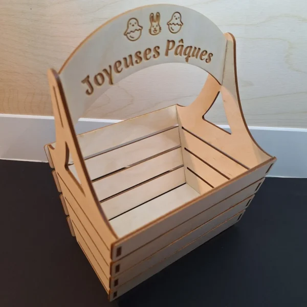 Panier de Pâques en bois personnalisé avec gravure "Joyeuses Pâques" et prénom. Idéal pour une première chasse aux œufs ou comme décoration.