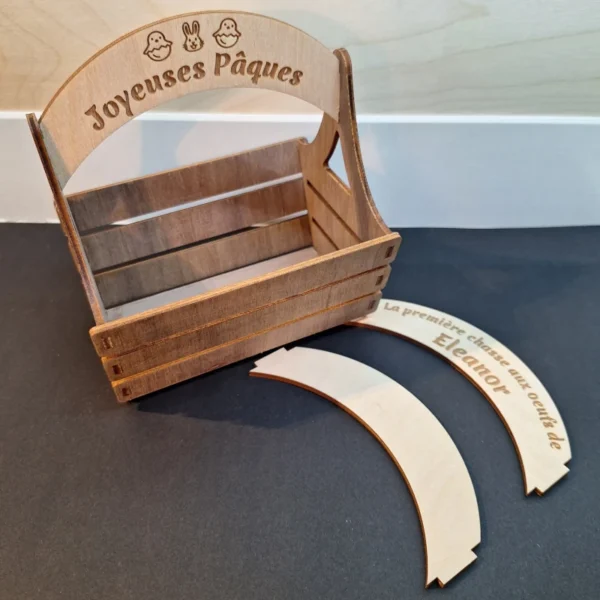Panier de Pâques en bois personnalisé avec gravure "Joyeuses Pâques" et prénom. Idéal pour une première chasse aux œufs ou comme décoration.