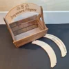 Panier de Pâques en bois personnalisé avec gravure "Joyeuses Pâques" et prénom. Idéal pour une première chasse aux œufs ou comme décoration.