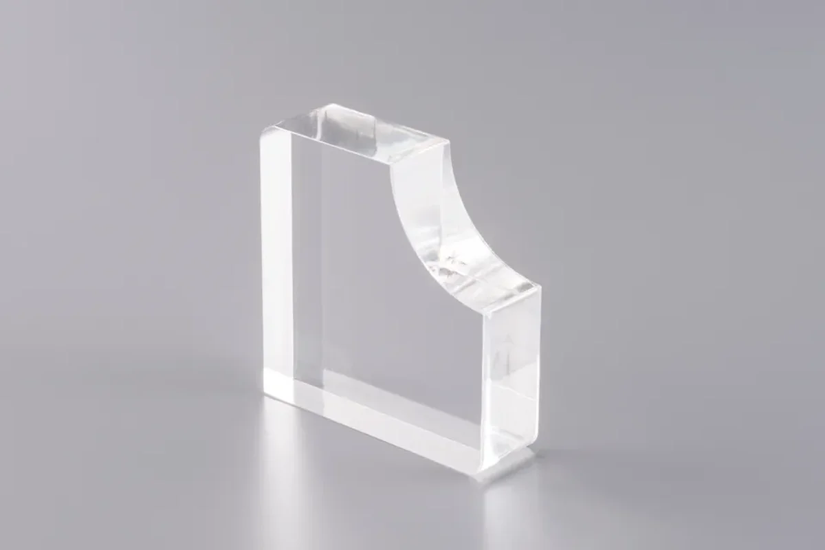 Trotec Speedy 100 en train de découper de l'acrylique transparent